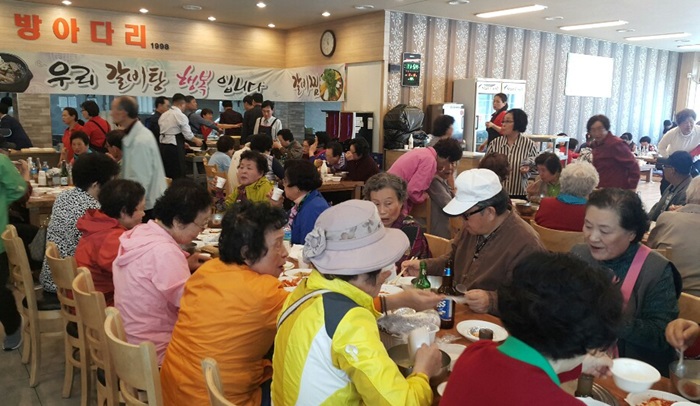 ‘방아다리’ 김선봉 대표, 지역 어르신 위한 경로잔치 열어