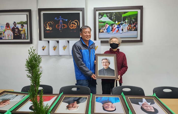 성정1동 주민자치회, 어르신 ‘행복사진’ 전달