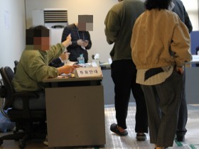 [포토]  '소중한 권리' 행사 위해 투표소 찾은 천안시민들