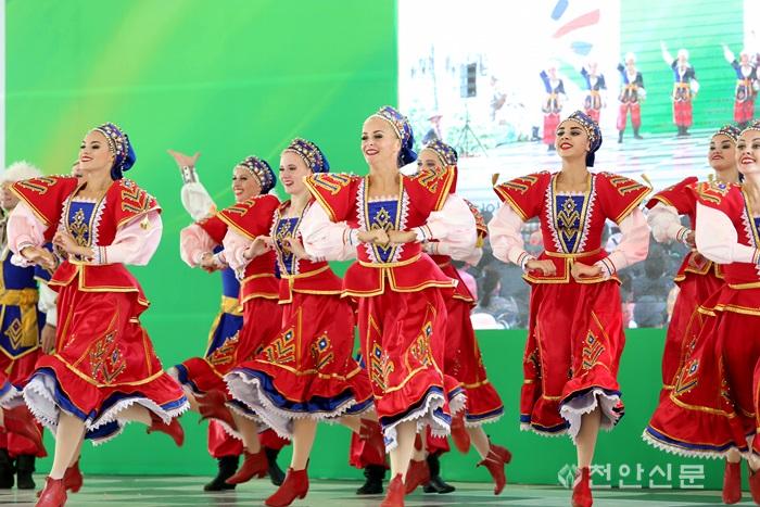 러시아 참가팀이 14일 천안삼거리공원 버드나무극장에서 공연을 하고 있다 (3).JPG