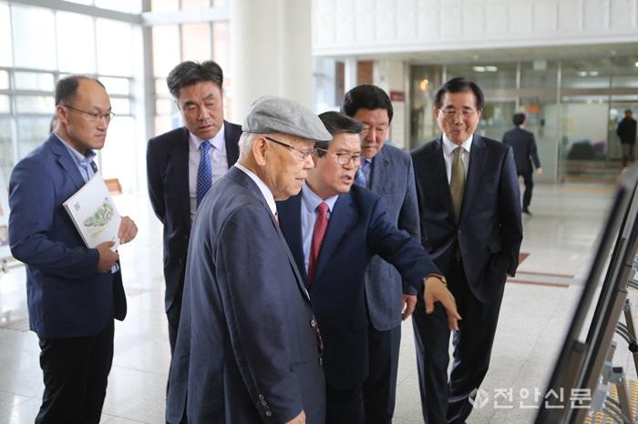 _역사사진전에서 임승안 총장이 주요외빈들에게 사진 설명을 하고 있다.JPG