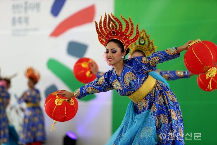 14일 천안흥타령춤축제에서 말레이시아 참가팀이 공연을 선보이고 있다 (1).JPG