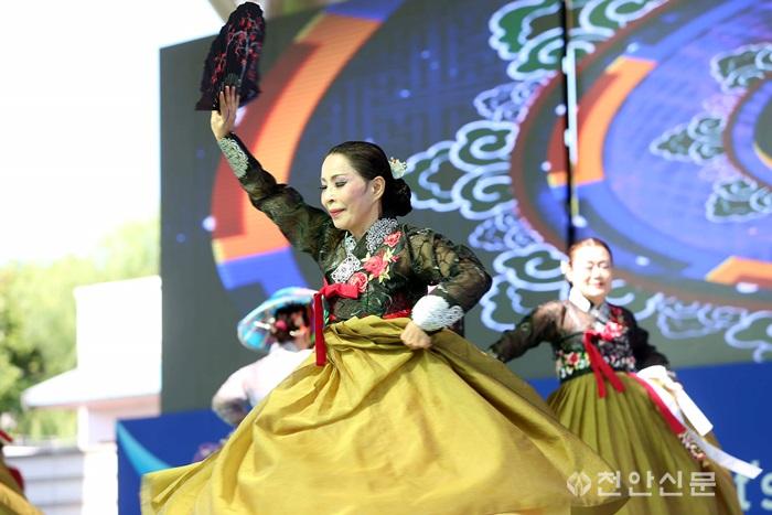 14일 천안삼거리공원에서 흥타령춤축제가 열리고 있는 가운데 14일 전국 춤경연 대회 실버부 참가자들이 공연을 펼치고 있다 (2).JPG