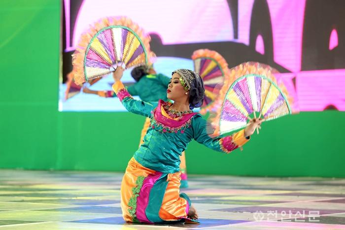 14일 천안흥타령춤축제에서 필리핀 참가자팀이 공연을 펼치고 있다.