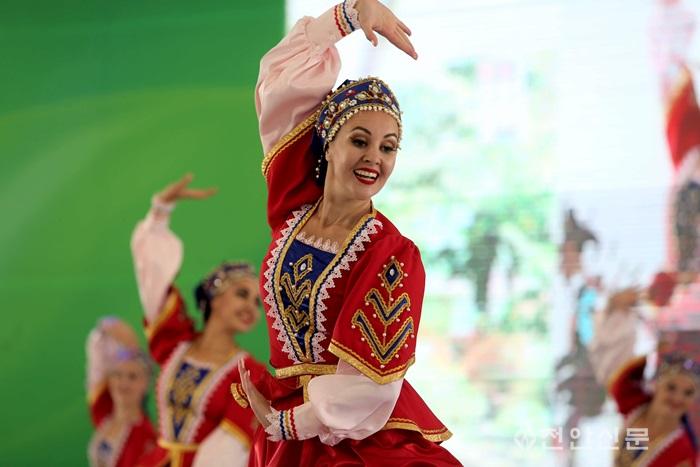 러시아 참가팀이 14일 천안삼거리공원 버드나무극장에서 공연을 하고 있다 (2).JPG