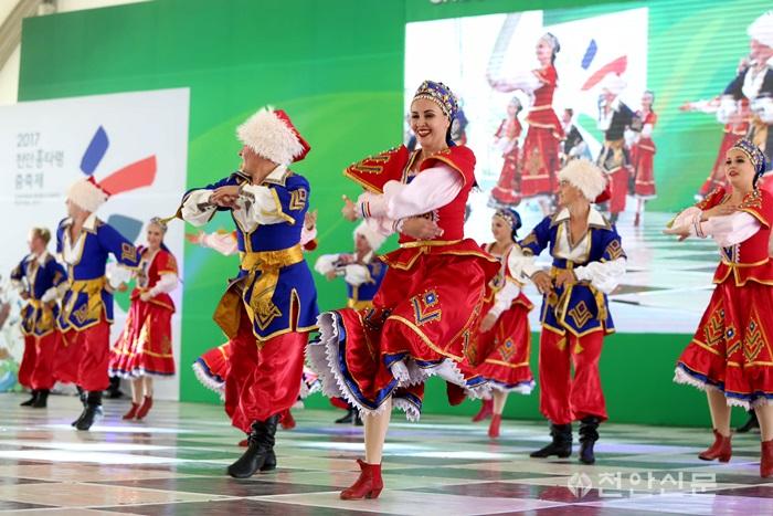 러시아 참가팀이 14일 천안삼거리공원 버드나무극장에서 공연을 하고 있다 (5).JPG