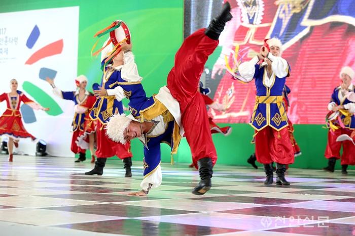 14일 천안흥타령춤축제에서 러시아 참가팀이 14일 천안삼거리공원 버드나무극장에서 공연을 하고 있다 (1).JPG
