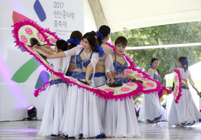 천안흥타령춤축제2017이 천안삼거리공원에서 개최되고 있는 가운데 15일 춤 경연 대회가 열리고 있다. (8).JPG
