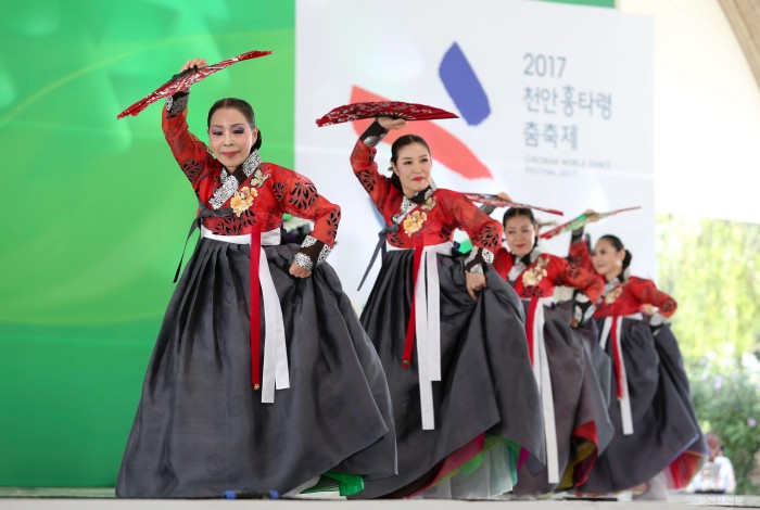 천안흥타령춤축제2017이 천안삼거리공원에서 개최되고 있는 가운데 15일 춤 경연 대회가 열리고 있다. (9).JPG
