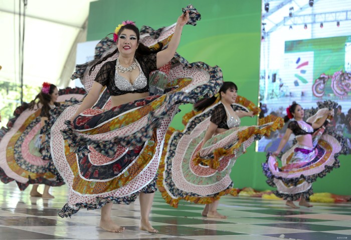 천안흥타령춤축제2017이 천안삼거리공원에서 개최되고 있는 가운데 15일 춤 경연 대회가 열리고 있다. (1).JPG