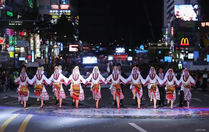 15일 천안시 신부동 방죽안 오거리부터 터미널 사거리까지 천안흥타령춤축제 거리댄스퍼레이드가 펼쳐지고 있다. 국제팀 경연 참가자들이 공연을 선보이고 있다 (2).JPG