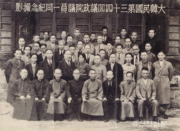 붙임2_대한민국 임시정부 제34회 의정원 의원 일동(19421025).jpg