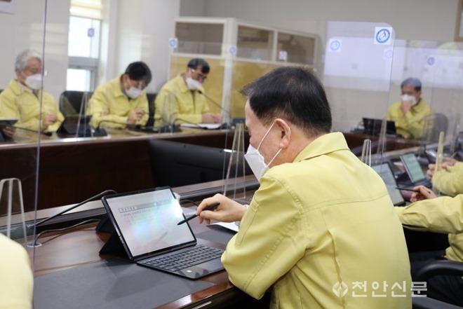김지철 교육감은 25일 아침 주간회의에서 종이 출력물 없이 휴대전자기기에 담긴 회의자료를 갖고 회의를 주재하고 있다..JPG