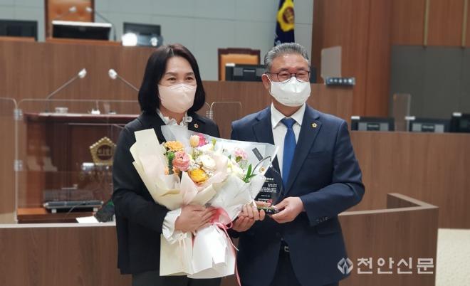 김은나(사진 왼쪽) 의원이 김명선 의장으로부터 상패를 받고 있다..jpg
